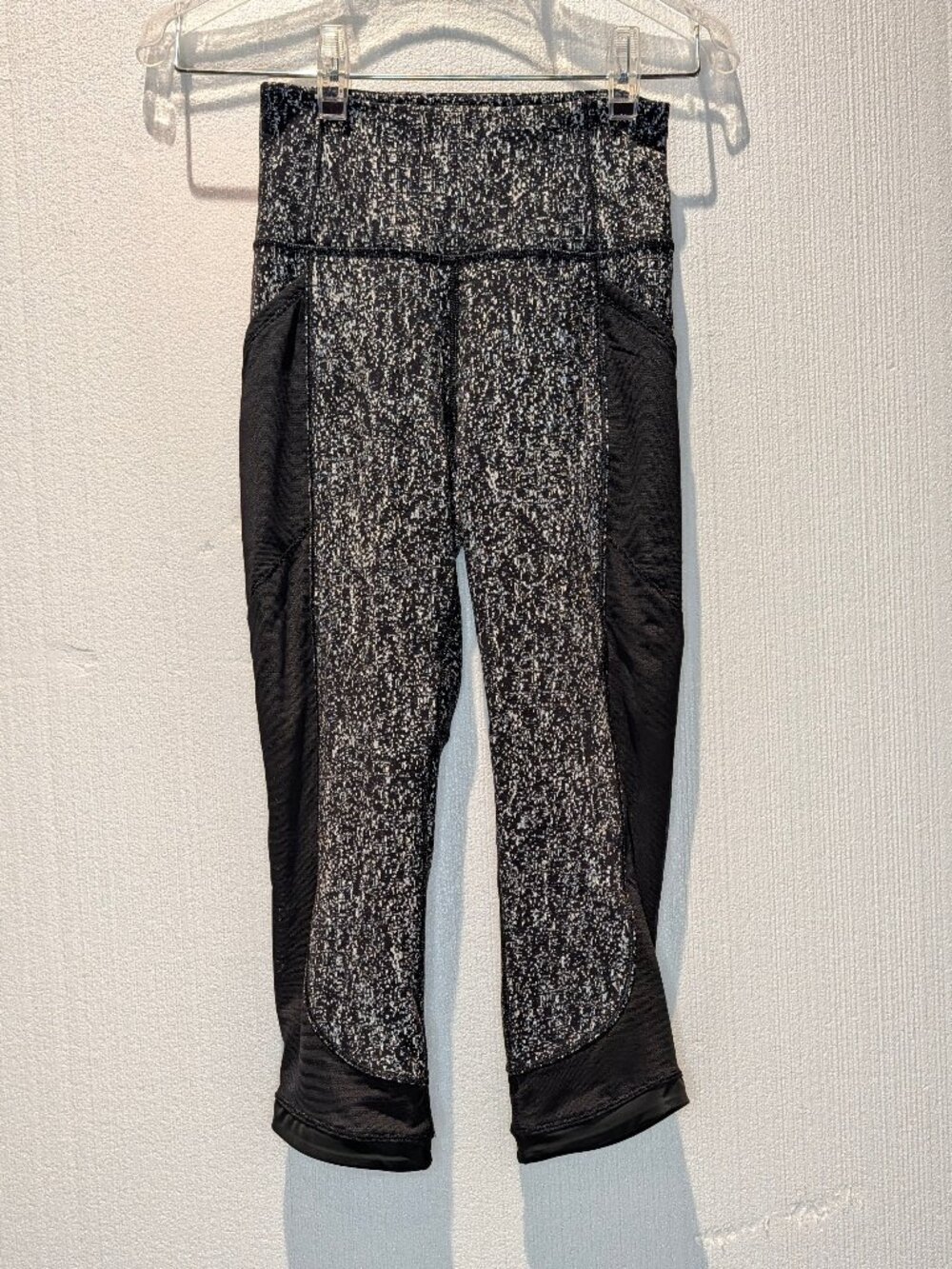 Lululemon Speed Up Crop Leggings Black/White Digital Print Size 2 Mesh